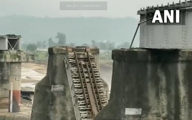 Himachal Pradesh Rains: షాకింగ్ వీడియో, మెరుపు వరదలకు కుప్పకూలిన చ‌క్కి రైల్వే బ్రిడ్జ్, 14 మంది మృతి, హిమాచ‌ల్ ప్ర‌దేశ్‌ రాష్ట్రాన్ని వణికిస్తున్న భారీ వ‌ర్షాలు