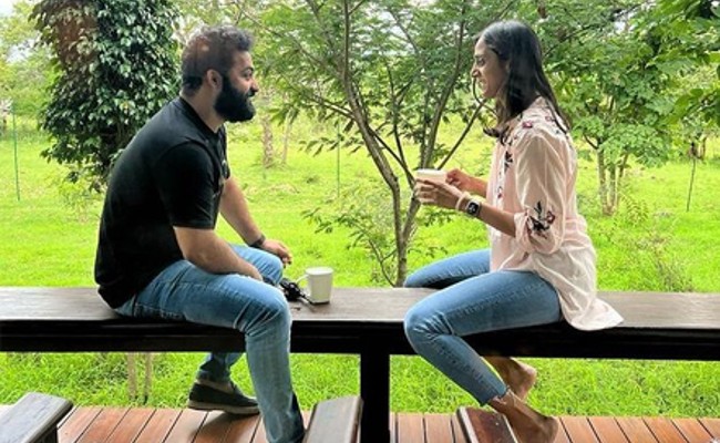 Jr NTR and Pranathi: వైరల్ అవుతోన్న యంగ్ టైగర్ ఎన్టీఆర్, ప్రణతి ల ఫోటో, ప్రశాంతమైన ప్రదేశంలో గొప్ప సమయాన్ని ఆస్వాదిస్తున్న జూనియర్