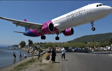 Plane Landing: ఈ తరహా విమానం ల్యాండింగ్ ఎప్పుడూ చూసి ఉండరు. మనుషులను తాకడమే మిగిలింది మరి.. నెట్టింట్లో వీడియో వైరల్