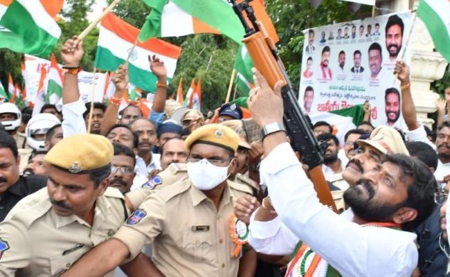 Minister Srinivas Goud Opens Fire in Air: వివాదంలో మంత్రి శ్రీనివాస్ గౌడ్, ఫ్రీడం ర్యాలీలో అత్యుత్సాహం ప్రదర్శించారంటూ విమర్శలు, పోలీసుల గన్తో గాల్లోకి కాల్పులు జరిపిన మంత్రి, సోషల్ మీడియాలో వైరల్గా వీడియో, క్లారిటీ ఇచ్చిన మంత్రి Minister Srinivas Goud Opens Fire in Air: వివాదంలో మంత్రి శ్రీనివాస్ గౌడ్, ఫ్రీడం ర్యాలీలో అత్యుత్సాహం ప్రదర్శించారంటూ విమర్శలు, పోలీసుల గన్తో గాల్లోకి కాల్పులు జరిపిన మంత్రి, సోషల్ మీడియాలో వైరల్గా వీడియో, క్లారిటీ ఇచ్చిన మంత్రి
