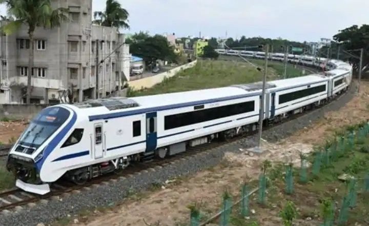 Vande Bharat Train Hits RECORD: మెరుపువేగంతో దూసుకెళ్లిన వందేభారత్ ట్రైన్, స్పీడ్ టెస్ట్‌లో గంటకు 180 కిలో మీటర్ల వేగంతో దూసుకెళ్లింది, వీడియో ఇదుగోండి!