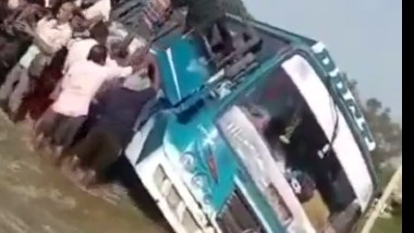Andhra Pradesh: షాకింగ్ వీడియో, నీటి ప్రవాహానికి ఒక్కసారిగా పక్కకు ఒరిగిపోయిన ప్రైవేట్ బస్సు, ప్రయాణికులను రక్షించిన స్థానికులు