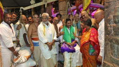 CM Jagan Tirumala Visit Updates: వీడియో, తిరుమల ఆలయంలో సీఎం జగన్ తులాభారం, శ్రీవారికి పట్టువస్త్రాలు సమర్పించిన ఏపీ ముఖ్యమంత్రి