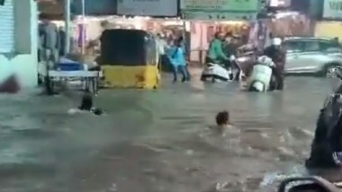 Hyderabad Rains Video: వైరల్ వీడియో, హైదరాబాద్ రోడ్లపై స్విమ్మింగ్ చేస్తున్న పిల్లలు, భారీ వర్షానికి నీట మునిగిన భాగ్యనగరం