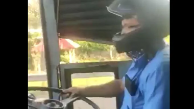 Bus Driver Helmet: పీఎఫ్ఐ ఆందోళనకారులు రాళ్ళు రువ్వుతుండటంతో.. తలకు హెల్మెట్ పెట్టుకొని బస్సు నడిపిన డ్రైవరన్న.. కేరళలో ఘటన.. వీడియో వైరల్