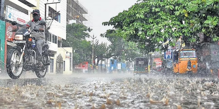 Tamil Nadu Rains: భారీ వర్షాలకు స్కూళ్లకు సెలవులు, కుండపోతగా కురుస్తున్న వానలకు విలవిలలాడుతున్న తమిళనాడు, రాబోయే 24 గంట‌లు జాగ్రత్తగా ఉండాలని హెచ్చరిక