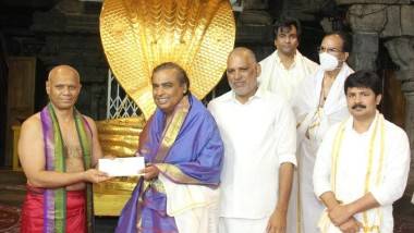 Mukesh Ambani Visit Tirumala: తిరుమల శ్రీవారిని దర్శించుకున్న ముఖేష్ అంబానీ, టీటీడీకి రూ.1.5 కోట్లు విరాళంగా ఇచ్చిన రిలయన్స్ ఇండస్ట్రీస్ ఛైర్మన్