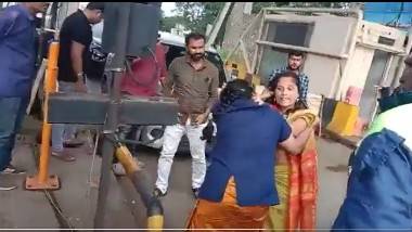 Women Fight at Toll Plaza: ఘోరంగా తిట్టుకుంటూ జుట్టు పట్టుకుని కొట్టుకున్న ఇద్దరు మహిళలు, టోల్ ప్లాజా వద్ద టోల్‌ ఫీజు చెల్లింపు అంశంలో గొడవ, సోషల్ మీడియాలో వీడియో వైరల్