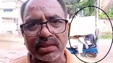 Viral video: షాకింగ్ వీడియో, గుంతల రోడ్లు చూడండి అంటూ రిపోర్టర్ లైవ్ ఇస్తుండగా వెనక గుంతలో పడిన ఆటో, వైరల్ అవుతున్న క్లిప్