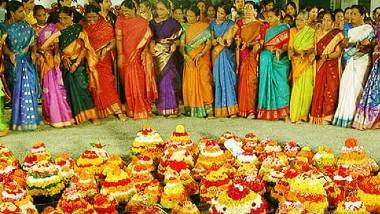 History of Bathukamma: పూల పండుగ బతుకమ్మ వెనుక ప్రాచుర్యంలో ఉన్న కథలు తెలుసా? బతుకమ్మను ఈ సీజన్‌లోనే జరుపుకోవడం వెనుక ఉన్న ఆంత్యర్యం తెలిస్తే తప్పకుండా ఆచరిస్తారు, బతుకమ్మ చరిత్ర అంతా, ఇంతా కాదు!