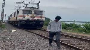 Video on Railway Tracks: ప్రాణాల మీదకు తెచ్చిన ఇన్‌స్టా రీల్స్ మోజు, రైల్వే ట్రాక్‌పై రీల్స్ చేస్తుండగా ఢీకొట్టిన ట్రైన్, వైరల్‌గా మారిన వీడియో, ఆస్పత్రిలో చికిత్స పొందుతున్న యువకుడు (Graphic Video Warning)