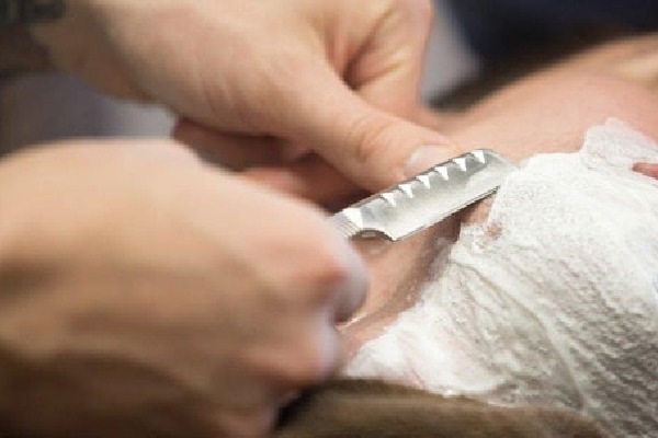 Barber Violence: సగం గడ్డం గీశాక డబ్బులు అడిగిన క్షురకుడు.. షేవింగ్ పూర్తయ్యాక ఇస్తాననడంతో గొడవ.. ఇద్దరి హత్య
