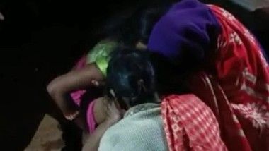 Women Delivery on Road: డీజిల్ అయిపోవడంతో అర్ధరాత్రి ఆగిన అంబులెన్స్.. టార్చ్ లైట్ సాయంతో రోడ్డు మీదే మహిళకు ప్రసవం చేసిన స్థానిక మహిళలు, ఆరోగ్య కార్యకర్తలు.. మధ్యప్రదేశ్ లోని పన్నా జిల్లాలో ఘటన.. మానవత్వాన్ని తట్టిలేపుతున్న వీడియో..