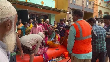 Anantapur Floods: షాకింగ్ వీడియోలు, అనంతపురంలో భారీ వర్షాలకు ఇళ్లు, వీధులు జలమయం, ప్రజలను రక్షించే పనిలో నిమగ్నమైన అగ్నిమాపక శాఖ సిబ్బంది