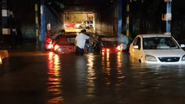 Bengaluru Rains: బెంగ‌ళూర్‌ను ముంచెత్తిన వ‌ర‌దలు, 52 మంది మృతి, నీటిలో కొట్టుకుపోయిన కార్లు, మరో 5 రోజుల పాటు భారీ వర్షాలు తప్పవని ఐఎండీ హెచ్చరిక