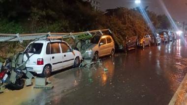 Bengaluru Rains: షాకింగ్ వీడియోలు, నీట మునిగిన బెంగుళూరు, భారీ వరదలకు ఇళ్లలోకి నీరు, కొట్టుకుపోయిన బైకులు, కార్లు, మరో మూడు రోజులు భారీ వర్షాలు పడతాయని హెచ్చరిక