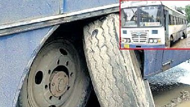 Bus Tyres Out: ఇదేందయ్యా.. ఇది?? నడుస్తుండగానే ఊడిన ఏపీఎస్ఆర్టీసీ బస్సు చక్రాలు.. ఏలూరు వెళ్తున్న నరసాపురం డిపో బస్సు.. అజ్జమూరు వద్దకు రాగానే ఊడొచ్చిన బస్సు వెనక చక్రాలు.. భారీ శబ్దంతో ఓ వైపునకు ఒరిగిపోయిన బస్సు.. ప్రమాద సమయంలో బస్సులో 40 మంది ప్రయాణికులు