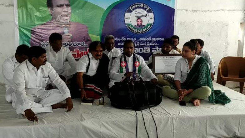 Gaddar to Contest Munugode Bypoll: మునుగోడు బరిలోకి గద్దర్, ప్రజాశాంతి పార్టీ అభ్యర్ధిగా నామినేషన్ వేయనున్న యుద్ధనౌక, టీఆర్ఎస్-కాంగ్రెస్- బీజేపీలు సపోర్ట్ చేయాలంటూ కోరిన కేఏ పాల్, ప్రచారానికి రెడీ అయిన గద్దర్, ఎర్రజెండా ఓట్లే లక్ష్యంగా పోటీ Gaddar to Contest Munugode Bypoll: మునుగోడు బరిలోకి గద్దర్, ప్రజాశాంతి పార్టీ అభ్యర్ధిగా నామినేషన్ వేయనున్న యుద్ధనౌక, టీఆర్ఎస్-కాంగ్రెస్- బీజేపీలు సపోర్ట్ చేయాలంటూ కోరిన కేఏ పాల్, ప్రచారానికి రెడీ అయిన గద్దర్, ఎర్రజెండా ఓట్లే లక్ష్యంగా పోటీ