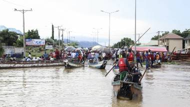 Boat Capsize: నైజీరియాలో విషాదం.. పడవ బోల్తాపడి 76 మంది జలసమాధి.. ప్రమాద సమయంలో బోటులో 85 మంది..  నదికి వరద ఉద్ధృతితో ఒక్కసారిగా బోల్తా పడిన పడవ