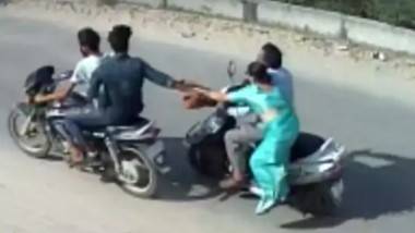 Viral Video: షాకింగ్ వీడియో, మహిళ స్కూటీపై వెళ్తుండగా పర్సును లాగిన దొంగలు, ఆమె గట్టిగా పట్టుకోవడంతో 10 అడుగులు ఆమెను లాక్కెళ్లిన దుండగులు