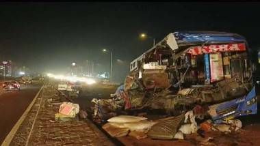 Gujarat Road Accident: ఘోర రోడ్డు ప్రమాదం వీడియో, ట్రక్‌ని ఓవర్‌టెక్‌ చేస్తూ ఢీకొన్న లగ్జరీ బస్సు, ప్రమాదంలో ఆరుమంది అక్కడికక్కడే మృతి, మరికొందరికి తీవ్ర గాయాలు