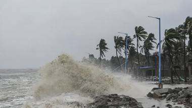 Cyclone Michaung Alert: నేడు, రేపు స్కూళ్లకు సెలవు...నెల్లూరు, ప్రకాశం వైపు దూసుకొస్తున్న మైచాంగ్ తుఫాను