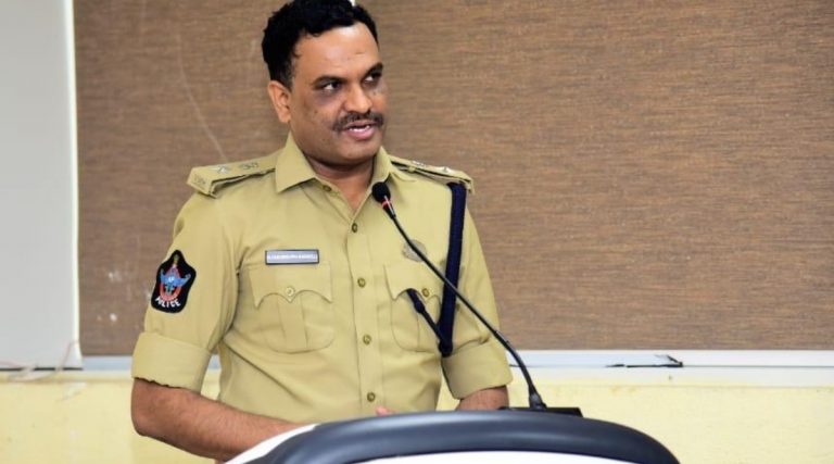 SP Fakkeerappa: జోగినులతో కలిసి దీపావళి జరుపుకున్న అనంతపురం ఎస్పీ  ఫకీరప్ప