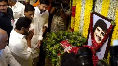 Superstar Krishna Funeral: సూపర్ స్టార్ కృష్ణ భౌతిక కాయానికి సీఎం జగన్ నివాళి, మహేష్ బాబును హత్తుకుని ఓదార్చే ప్రయత్నం చేసిన ఏపీ ముఖ్యమంత్రి