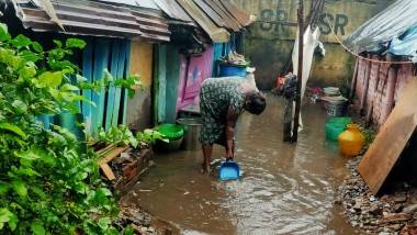 Tamil Nadu Rains: అర్థరాత్రి చెన్నైని ముంచెత్తిన భారీ వరదలు, పాఠశాలలు, కళాశాలలకు సెలవు ప్రకటించిన తమిళనాడు ప్రభుత్వం, ఏపీలో మరో మూడు రోజులు భారీ వర్ష సూచన