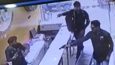 Robbery Caught on CCTV Camera: షాకింగ్ వీడియో, నగలు యజమానిని షాపులోను కాల్చి చంపిన దుండగులు, అనంతరం నగలు తీసుకుని పరార్