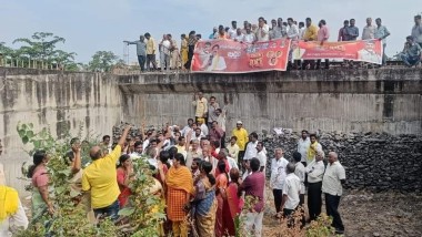 Andhra Pradesh: టీడీపీ, వైసీపీ నేతల మధ్య ఫైట్, యనమలకుదురులో ఉద్రిక్త పరిస్థితులు, ఇదేమి ఖర్మ రాష్ట్రానికి అనే కార్యక్రమంలో బాహాబాహీకి దిగిన ఇరువర్గాలు