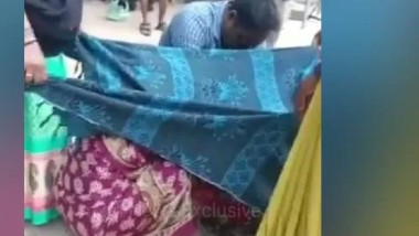 Andhra Pradesh: తిరుపతిలో దారుణం, ఆస్పత్రిలో చేర్చకోకపోవడంతో రోడ్డు మీదే బిడ్డను ప్రసవించిన ఓ తల్లి, వీడియో వైరల్ కావడంతో ఘటనపై విచారణకు ఆదేశించామని అధికారులు