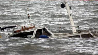 Boat Capsized In Nellore: నెల్లూరు చెరువులో పడవ బోల్తా.. ఆరుగురు యువకుల గల్లంతు.. వీడియోతో