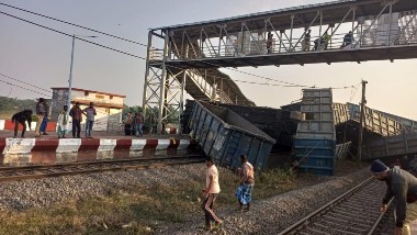 Train Accident in Odisha: ఒడిశాలోని జాజ్‌పూర్‌ లో ఘోర ప్రమాదం.. ప్లాట్‌ఫామ్‌పైకి దూసుకొచ్చిన రైలు.. 10 బోగీలు బోల్తా.. బోగీల కిందపడి ముగ్గురు ప్రయాణికులు మృతి.. మృతుల సంఖ్య పెరిగే అవకాశం..