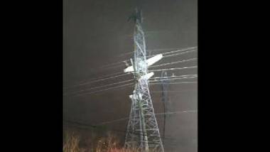 Plane Crashes Into Powerlines: హై టెన్షన్ విద్యుత్ తీగల మధ్య చిక్కుకున్న విమానం.. ఫ్లైట్ లోనే పైలెట్ మరో వ్యక్తి.. తర్వాత ఏమైంది? వీడియోతో..