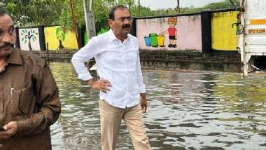 Cyclone Mandous: దటీజ్ భూమన కరుణాకర్ రెడ్డి, భారీ వరదల్లో, మోకాళ్ల లోతు నీళ్లలో ప్రజలను పరామర్శించిన వైసీపీ ఎమ్మెల్యే, వీడియో సోషల్ మీడియాలో వైరల్