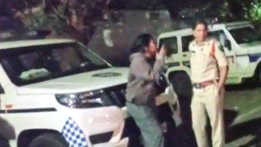 Drunk woman Attacks Police: వైరల్ వీడియో, విశాఖలో మద్యం మత్తులో యువతి హల్‌చల్, ఏఎస్‌ఐని కాలితో తన్నుతూ బీరు బాటిల్‌తో దాడి, కేసు నమోదు చేసుకున్న పోలీసులు