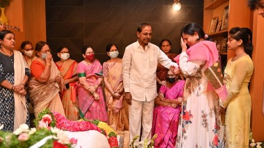 KTR Father-in-Law Dies: తండ్రిని కోల్పోయిన కోడలు శైలిమను ఓదార్చిన సీఎం కేసీఆర్, కేటీఆర్ మామ పాకాల హరినాథరావు మృతి పట్ల సంతాపం తెలిపిన తెలంగాణ ముఖ్యమంత్రి