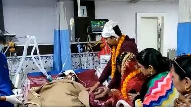 Wedding in ICU: ఎమోషనల్ వీడియో అంటే ఇదే, ఐసీయూలో ఉన్న తల్లి చివరి కోరికను నెరవేర్చిన కూతురు, ఆమె ముందే యువకుడితో పెళ్లి, దంపతులను దీవించి తుదిశ్వాస విడిచిన తల్లి