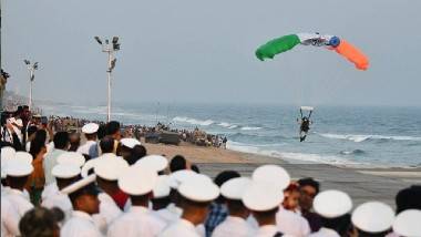 Navy Day Celebrations 2022: విశాఖ ఆర్కే బీచ్‌లో నేవీ డే వేడుకలు, అబ్బురపరిచిన యుద్ధ నౌకలు, విమానాలు, చూపరులను కట్టిపడేసిన మిగ్‌-19 యుద్ధ విమానాలు విన్యాసాలు