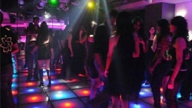 Police Permission For Pubs And Bars: మందుబాబులకు కిక్కిచ్చే న్యూస్, న్యూఇయర్ రోజున వైన్స్ 12 గంటల వరకు, బార్లు, పబ్స్ కు ఒంటి గంట వరకు అనుమతి
