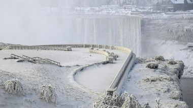 Niagara Falls Frozen: గడ్డ కట్టుకుపోయిన నయాగారా జలపాతం, మంచు గడ్డలను చూసి ముగ్ధులై పోతున్న పర్యాటకులు, ఫోటోలు, వీడియోలు సోషల్ మీడియాలో వైరల్