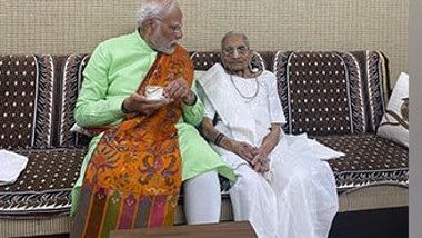 PM Modi Visits Ailing Mother Video: యుఎన్ మొహతా ఆస్పత్రికి చేరుకున్న ప్రధాని మోదీ, అనారోగ్యంతో ఆస్పత్రిలో చేరిన ప్రధాని తల్లి హీరాబెన్ మోదీ, నిలకడగా ఆమె ఆరోగ్యం