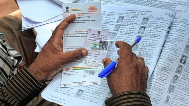 Aadhaar-Voter ID Linking: ఆధార్ తో ఓటర్ ఐడీ లింక్ కాకపోయినా.. జాబితా నుంచి ఓటర్ల పేర్లు తీసివేయబోం.. పార్లమెంట్ లో కేంద్రం