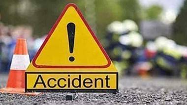 Car Accident: హైదరాబాద్ ప్రజాభవన్ ముందు కారు బీభత్సం..  అతివేగంగా వచ్చి రోడ్డుపై పల్టీ కొట్టిన కారు.. యువకులకు గాయాలు (వీడియో)