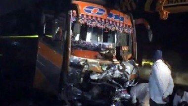 Gujarat Accident: డ్రైవర్‌కు హార్ట్ ఎటాక్.. కారుపైకి దూసుకెళ్లిన బస్సు.. 9 మంది దుర్మరణం.. 28 మందికి గాయాలు.. గుజరాత్‌లో ఘటన