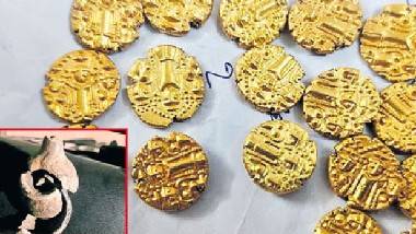 Gold Coins Found In Eluru: పైపులైను కోసం తవ్వుతుండగా బయటపడిన మట్టిపడిత.. తెరిచి చూస్తే మిలమిల మెరుస్తూ కనిపించిన పురాతన బంగారు నాణేలు.. వాటిని చూసి ఆ ఇల్లాలు ఏం చేసింది? ఏలూరు జిల్లాలోని ఏడువాడల పాలెంలో ఘటన