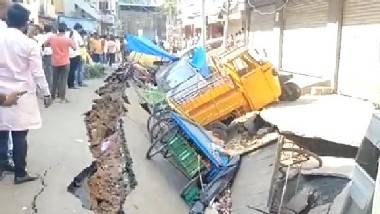 Road Collapses: హైదరాబాద్ లోని గోషా మహల్ లో ఒక్కసారిగా కుంగిపోయిన రోడ్డు... గుంతలో పడిపోయిన కార్లు, ఆటోలు, కూరగాయల దుకాణాలు..  వీడియో ఇదిగో!