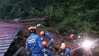 Landslide Hit Malaysia: మలేషియాలోని కౌలాలంపూర్ శివార్లలో విరిగిపడ్డ కొండచరియలు.. ఇద్దరు మృతి, 51మంది గల్లంతు