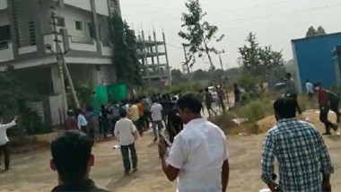 Telangana: షాకింగ్ వీడియో, 100 మందితో యువతిని కిడ్నాప్ చేస్తున్న వీడియో ఇదే, అడ్డువచ్చిన తల్లిదండ్రులను కర్రలతో గాయపరిచిన 100 మంది యువకులు